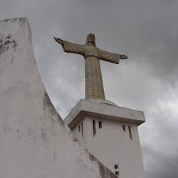 Die imposante Statue...