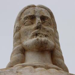 ...zeigt noch immer Narben des Krieges