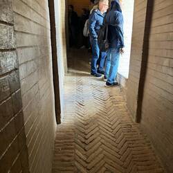 Weg zum Turm hinauf, Rollstuhlgerecht in Rampenform