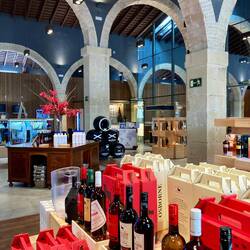 Der Verkaufsraum mit verschiedensten Getränken