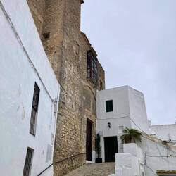 Das Schloss versteckt sich hinter dieser Mauer