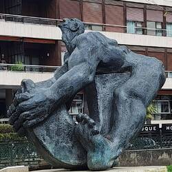 Hombre vence al hierro