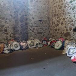 Hier haben viele Afroamerikaner oder andere Nachfahren von Sklaven Blumen gebracht