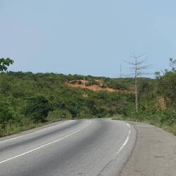 Die Landschaft ist sehr schön: Fläche Hügel und buschige, wilde Vegetation