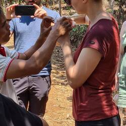 Hier bringt er uns das Schießen mit einem Grashalm bei