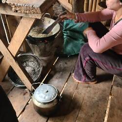 Röstvorgang. Ständig rühren bis die hellen Bohnen dunkel sind