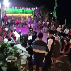 Die links sitzenden sind alle Teil der Tanzgruppe. Das Lied hat uns ganz oft begleitet in Nepal 😂