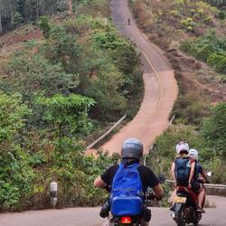 kurvige Straßen, die manchmal eher an Radwege erinnern