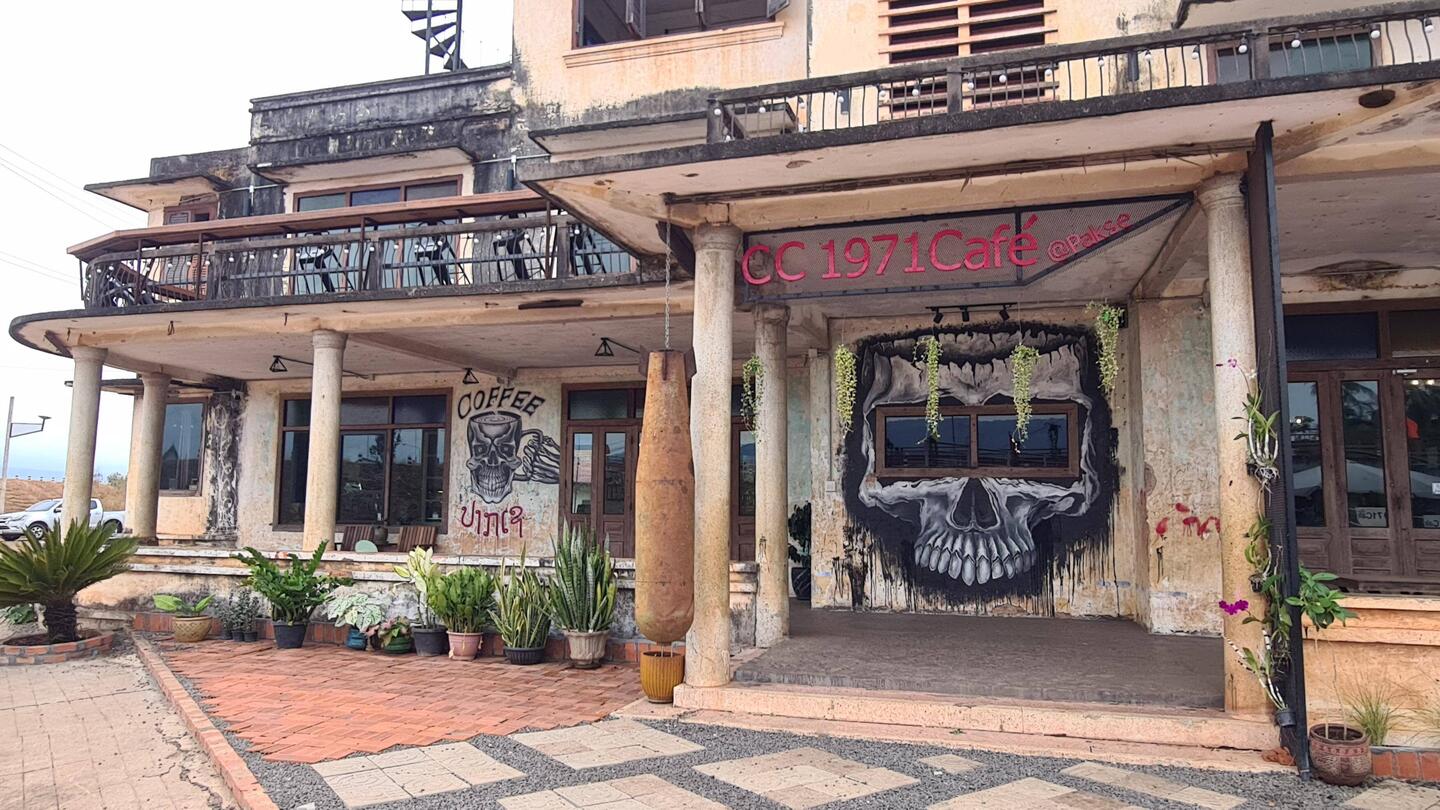 Café in Pakse mit cooler Fassadenbemalung