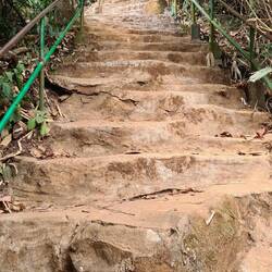 Viele Stufen führen hinab