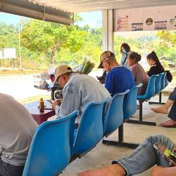 Auf den Bus warten. Der muss noch über die Grenze