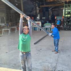 als Kurier nimmt man alles mit. Auch Stahlträger