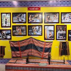 Über Fotos wird das Leben und Handwerk der Völker gezeigt