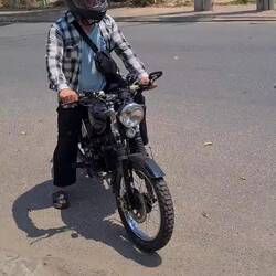 Sam probiert das Motorrad aus - nix gut