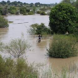 Die Menschen müssen zum Teil mit Booten über das Wasser fahren