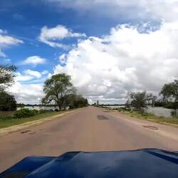 Die Straße bleibt vom Hochwasser verschont