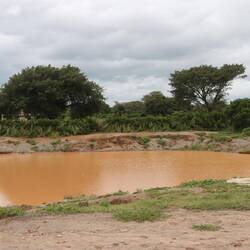 Hinter Lubango steht alles unter Wasser