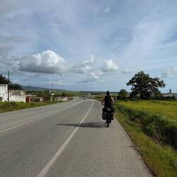Kaum Verkehr auf den Straßen und schön breite Seitenstreifen