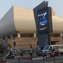 Das Nationaltheater hinter einer modernen Werbetafel