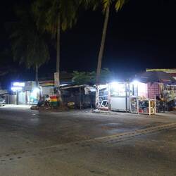 Das nächtliche Accra, etwas abseits der modernen Gebäude