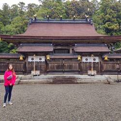À l'intérieur de Kumano Hongū Taisha, plusieurs divinités sont célébrées, comme Amaterasu