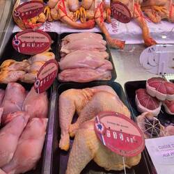 Es gibt einfach alles...von Fleisch, Käse, Fisch, Brot, Wein, Obst & Gemüse und natürlich Blumen