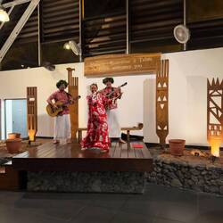In Tahiti am Flughafen wird man mit Live Musik begrüßt