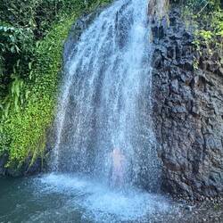 Chris hinterm Wasserfall