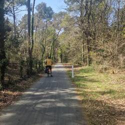 Wunderschöner Radweg zum Leuchtturm. Noch sind wir guter Dinge.