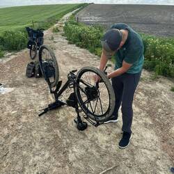 Ein lehmiger Abschnitt brachte die Räder zum Stillstand. (Lehm zwischen Reifen und Schutzblech)