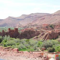 Tolle Farbkontraste: roter Felsen-grüne Ebene