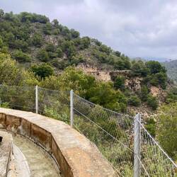 Genug Platz zum Wandern zwischen Zaun und Wasser