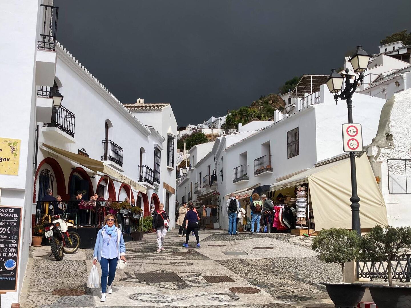 Kaum bin ich in Frigiliana angekommen, verdunkelt sich der Himmel. Eine Pause ist angesagt.
