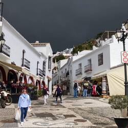 Kaum bin ich in Frigiliana angekommen, verdunkelt sich der Himmel. Eine Pause ist angesagt.