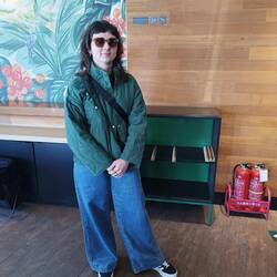 Elena posiert im Starbucks.