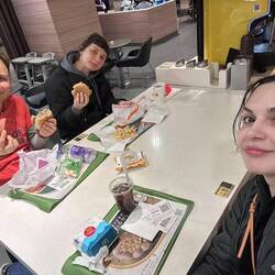 Erstes Mal McDonald's seit 9 Jahren. Ich wurde gezwungen!