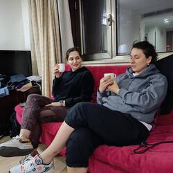 Ayse und Elena bei mir auf dem Sofa.