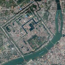 Satellitenbild der Zitadelle mit dem Kaiserpalast (kleineres grünes Quadrat am Parfümfluß)