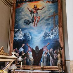 Es gibt auch Fotos auf den die Jesusstatue, die unter dem Gemälde liegt im Sarg ist