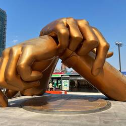 Die Hände von Psy als große Statue.