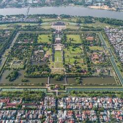 Luftbild Kaiserpalast Hué (www.vietnamvisa.org): oben hinten der Flaggenturm vor dem Palast