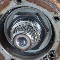 Mutter sitzt und ist neu verkerbt