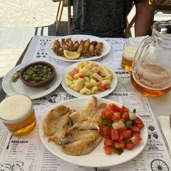 Gesundes Mittagessen mit mini Calamari (Chipirones) und Filete de Gallo. Dazu Papas ( Kartoffeln)