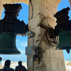 Die rechte Glocke ging zur vollen Stunde los als wir direkt darunter standen 🙉