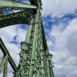 Wie so viele Bauwerke, ist auch die Brücke voll mit Verzierungen.