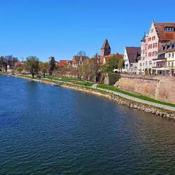 Blick auf das Donauufer in Ulm