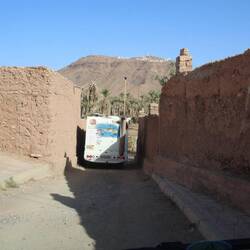 Enge Einfahrt in den Campingplatz