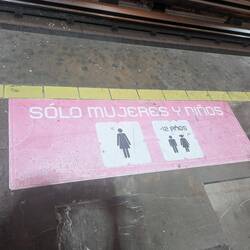 In der Metro und in Busen gibt es extra Sitze und Abteile für Frauen. Fast wäre ich falscheingestien