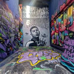 Ausserhalb des Zentrums gibt es viele Strassenkunst zu betrachten.