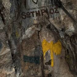 Die verlassene Höhle mit Bemalungen